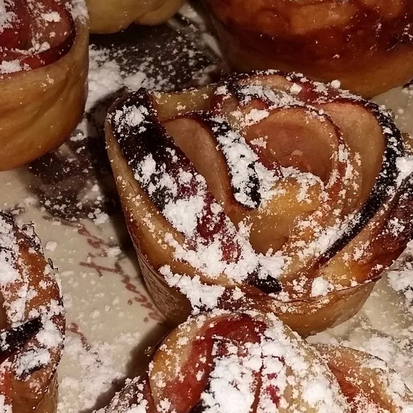 ROSES FEUILLETTEES AUX POMMES