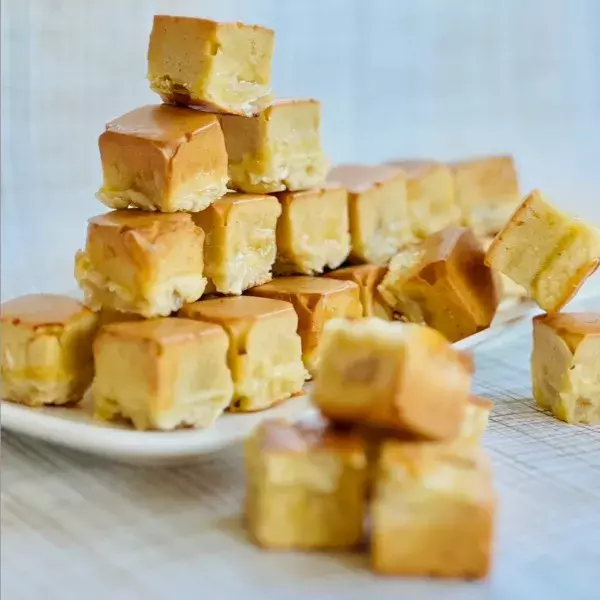 Bouchées aux poires et coeur de brie