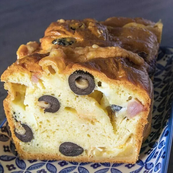 Cake moelleux aux olives, jambon, raclette