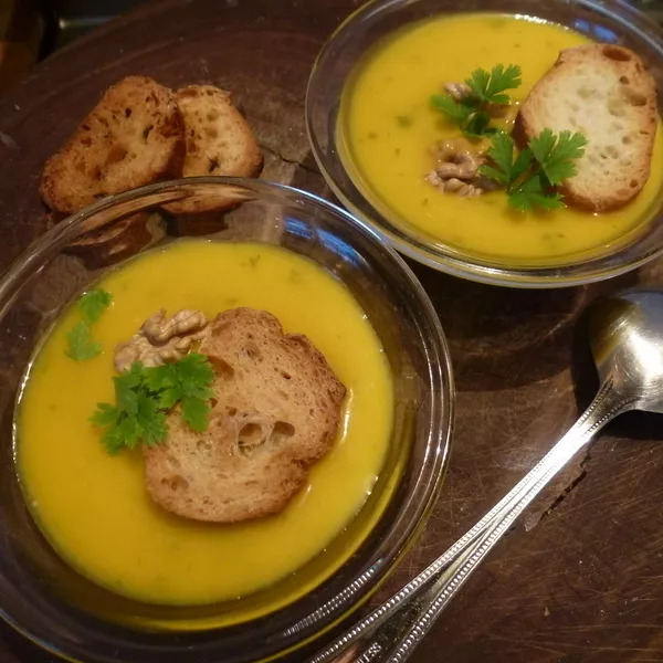 Velouté de potimarron et cerneaux de noix