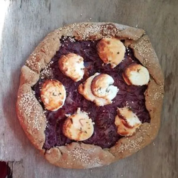 TARTE RUSTIQUE OIGNONS ROUGES MIEL THYM CHEVRE