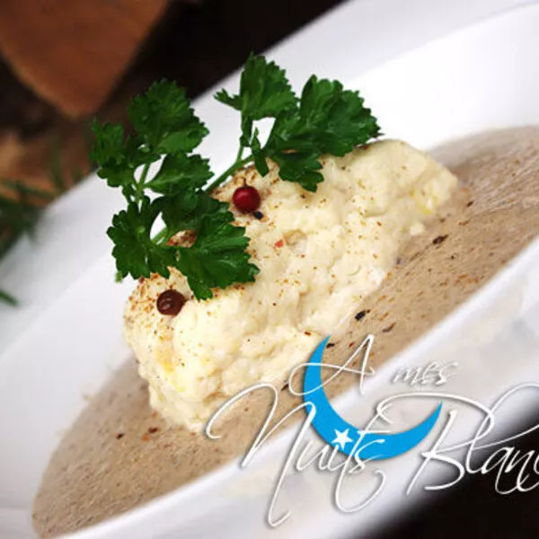 Quenelles de poulet, sauce veloutée aux cèpes