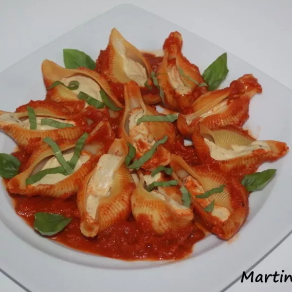 Conchiglioni farcis sur coulis de tomates