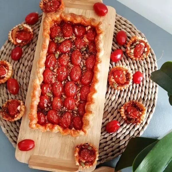 tarte fine à la tomate cerise, chorizo et feta