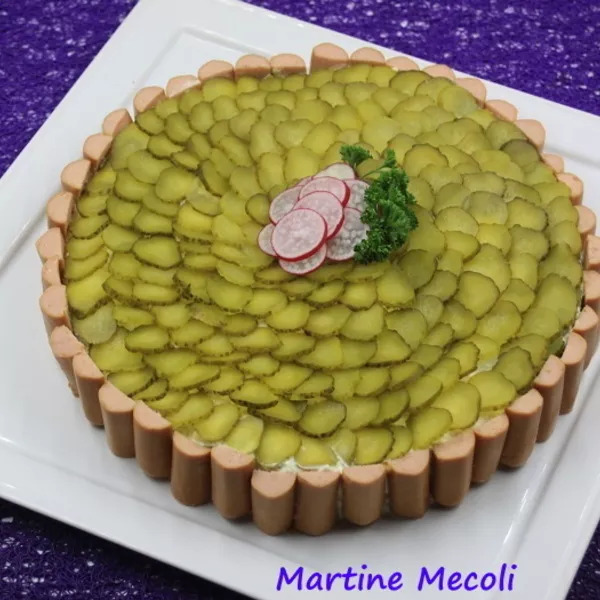 Salade de pommes de terre et cornichons en gâteau