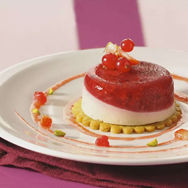 Panna cotta au thé jasmin et fruits rouges