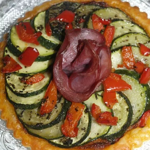 Tarte fine au pesto rosso , courgette , poivron et bacon 