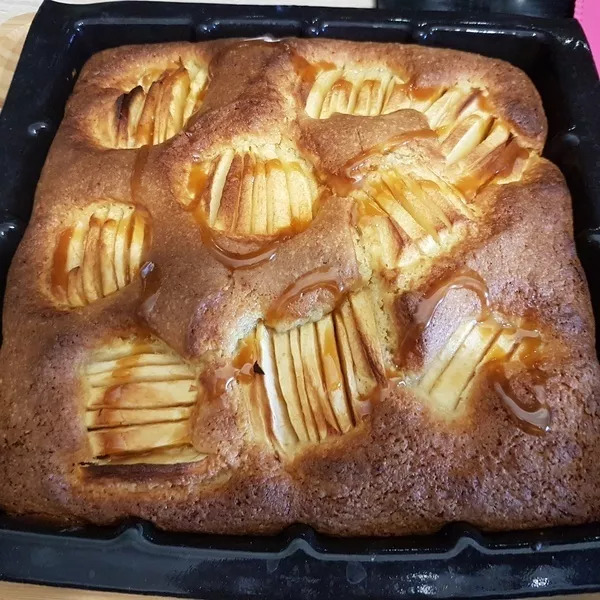 Gâteau aux pommes et caramel beurre salé