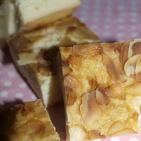 Cuajada aux pommes , miel et amandes effilées