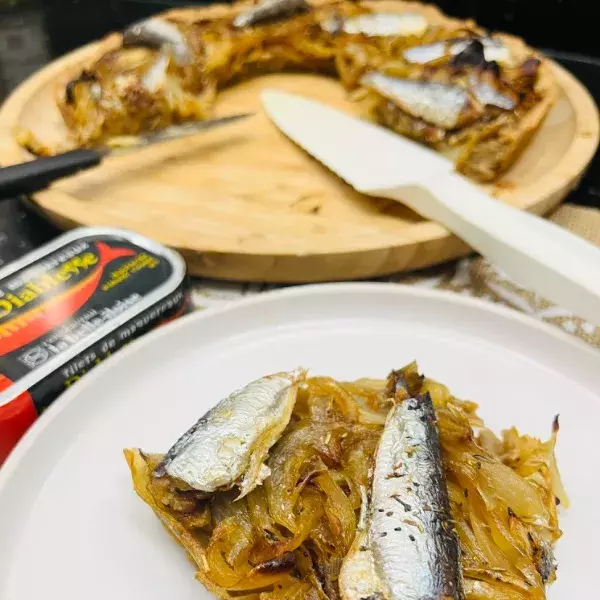 TARTE RUSTIQUE OIGNONS CARAMELISES  ET SARDINES