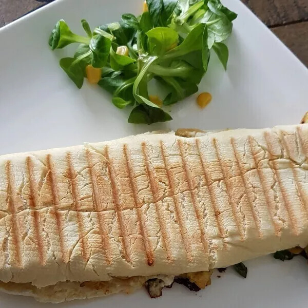 Panini maison au poulet et chèvre frais