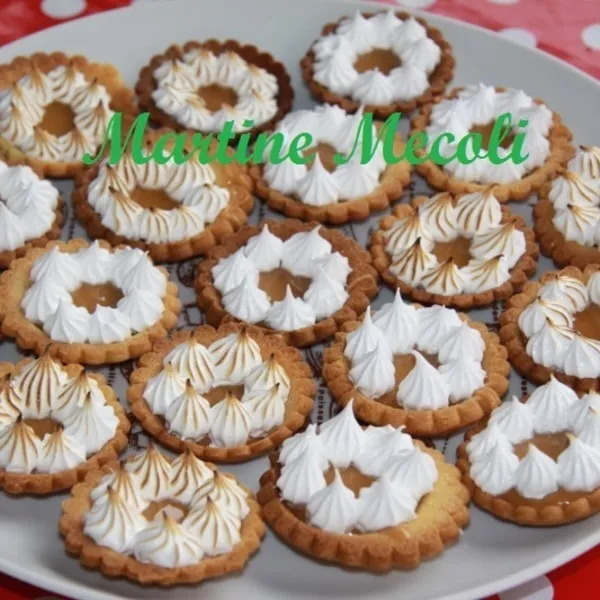 Mini tartelettes au caramel au beurre salé meringuées