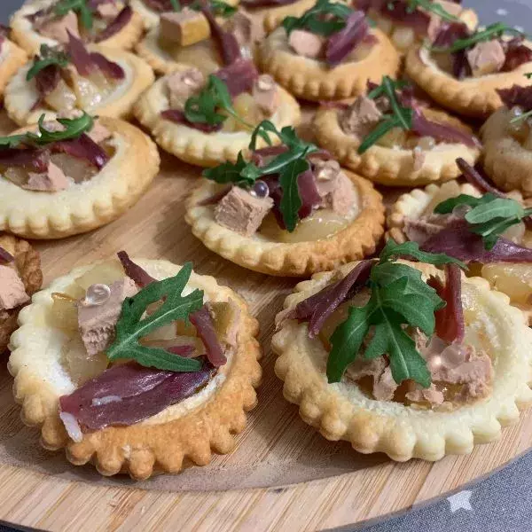 Tartelettes foie gras, magret fumé et poires