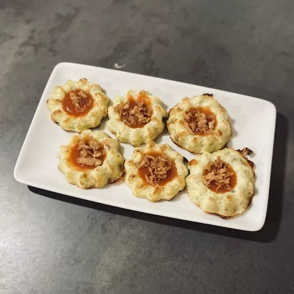 Mini St Honoré Courgette, Sauce Tomate et Oignons Frits