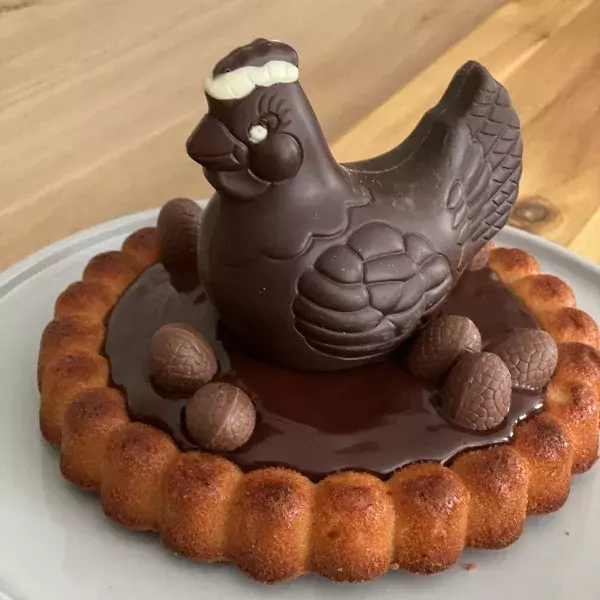 Gâteau de Pâques dans moule charlotte