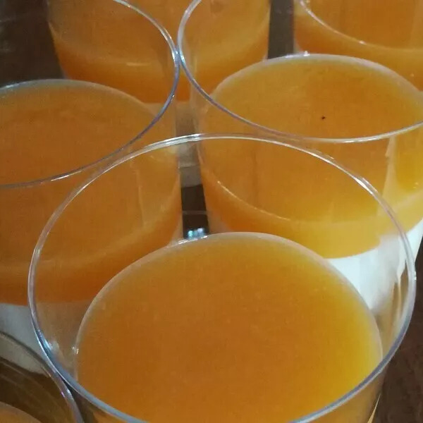 Panna Cotta Vanillées au coulis d'abricot