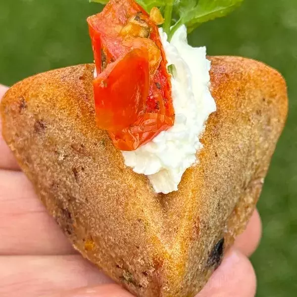 Petits bouchées aux olives et tomates