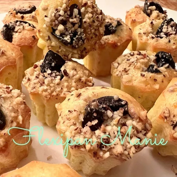 Mini-cannelés au parmesan et olives noires