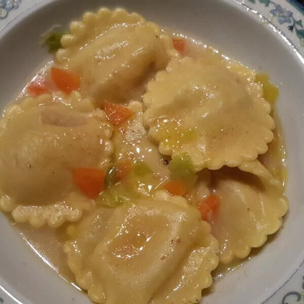 Raviolis au foie gras, huile de truffes et son bouillon de volaille