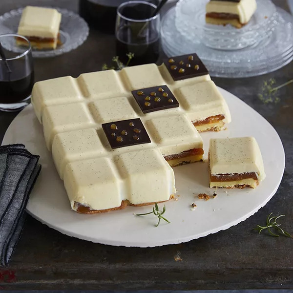 Entremets crémeux au chocolat blanc, aux abricots rôtis et romarin