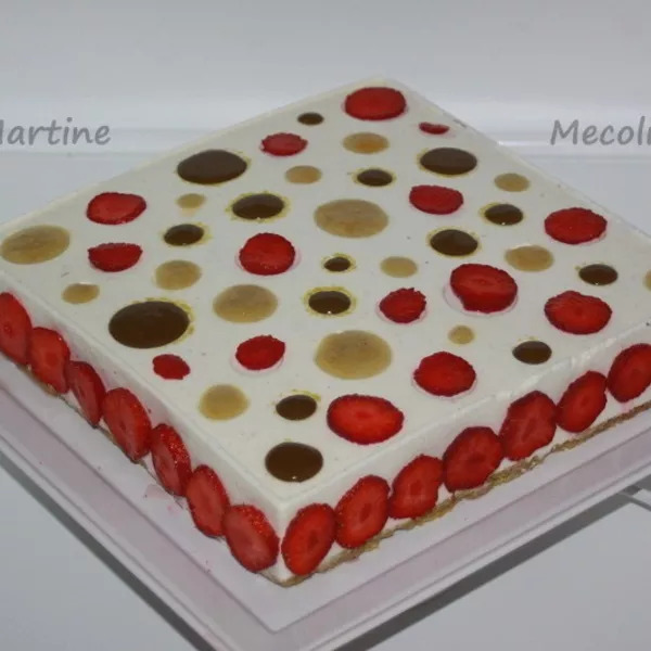 Entremet vanillé à la fraise et à la rhubarbe sur biscuit à la pistache sans cook'in