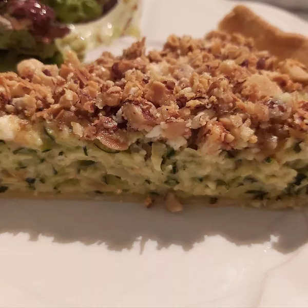 Tartes aux courgettes et crumble à la fêta et amandes.