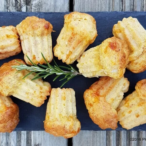 Canelés au bacon, cheddar et moutarde