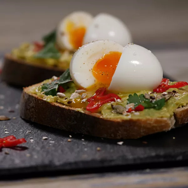 Tartines à l’avocat et œuf mollet