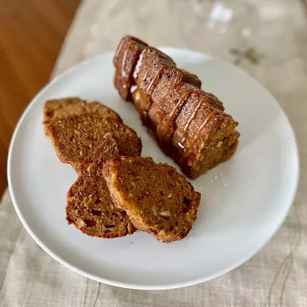 Cake à l’orange confite et éclats de caramel