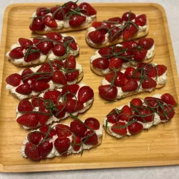 Tartelettes à la fraise sur fond de Dacquois 