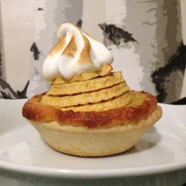 Tartelettes pommes meringuées et crème d'amandes.