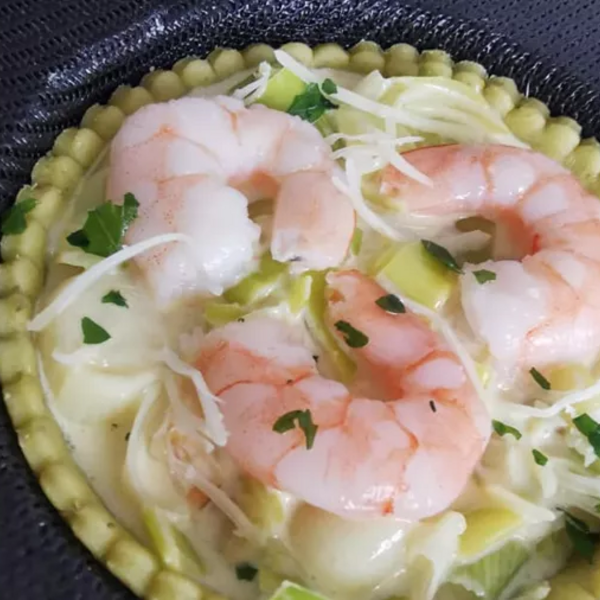 Fondue de poireaux et crevettes sur sa pâte au pesto