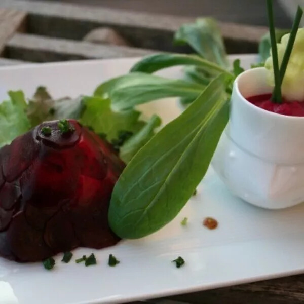 Pyramide de betteraves et son velouté glacé au vinaigre de framboise