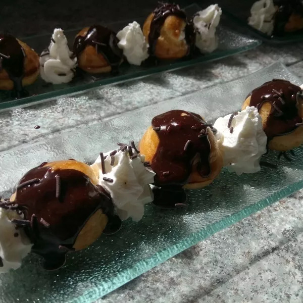 Profiteroles chantilly et sauce chocolat