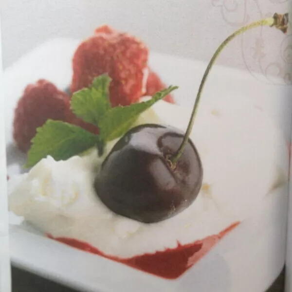 Fromage blanc, meringue et fruits rouges