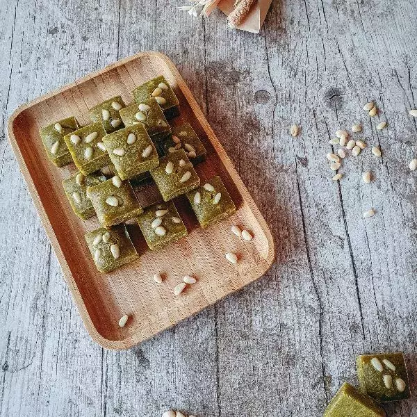 Cubes apéritifs pesto pignons de pin, coeur de tomates séchées 