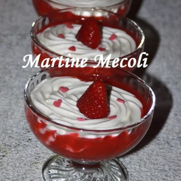 Mousses de fromage blanc sur coulis de fraises