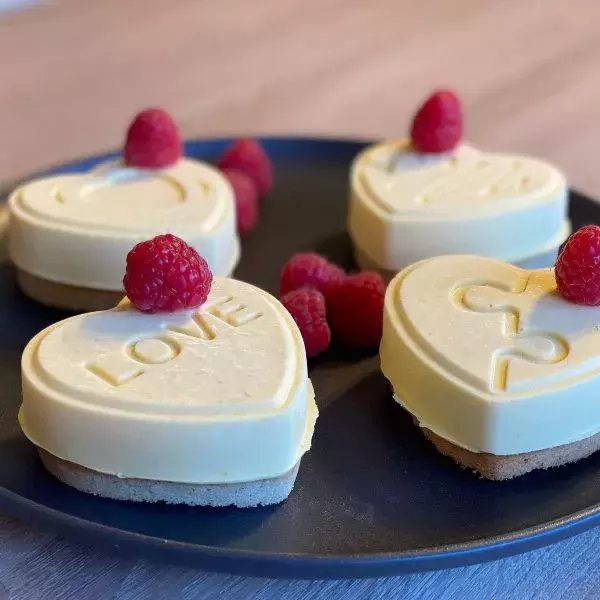 Coeurs mangue, gelée framboise et financier framboise