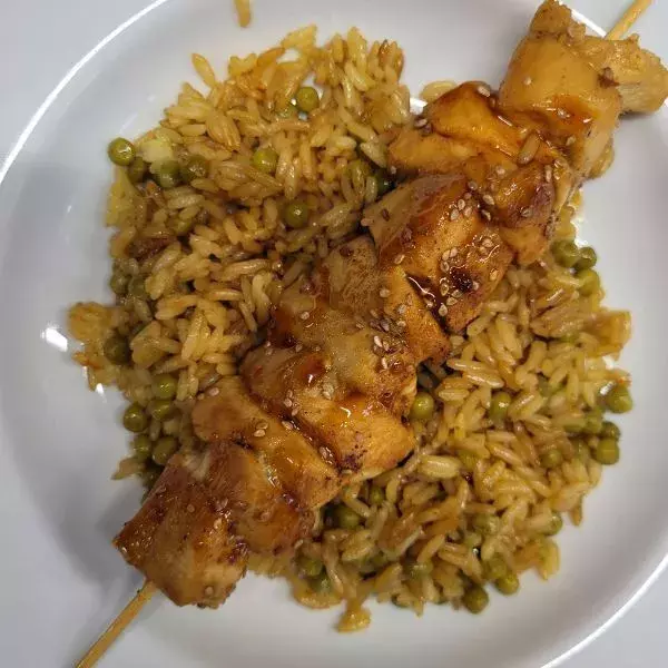 Brochette teriyaki et riz sauté