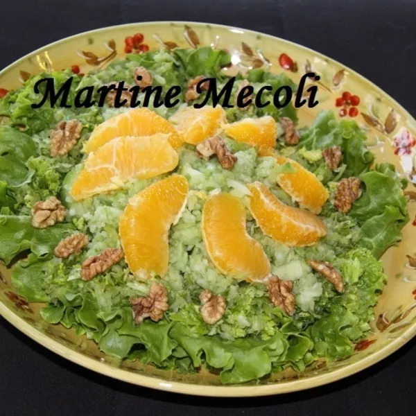 Salade de céleri, noix, concombre et oranges