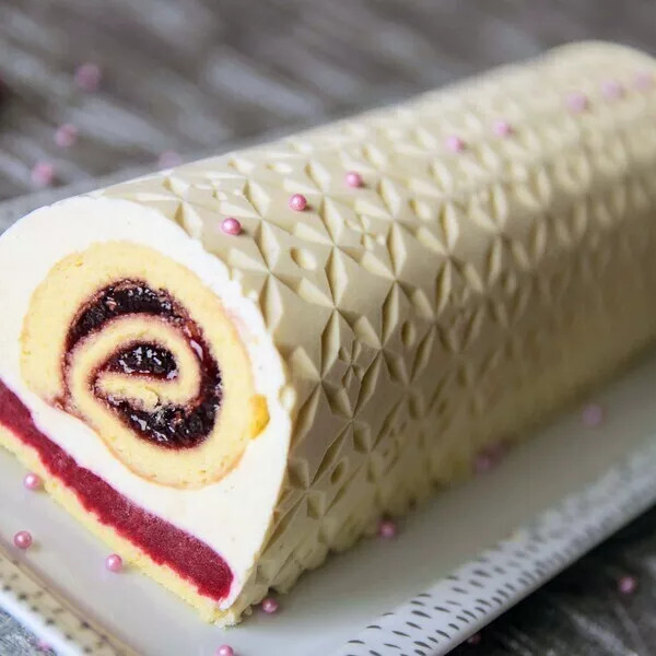 🍥 Bûche légère vanille framboise  avec insert roulé à la framboise 