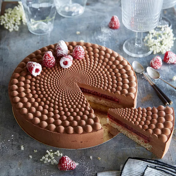 Entremets au chocolat noir, framboises et balsamique