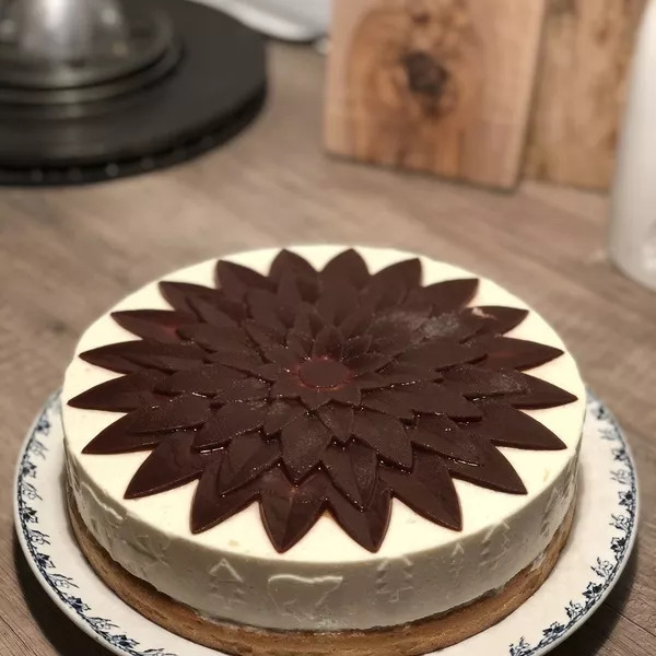 Fleur de fraise sur mousse à la poire & biscuit madeleine