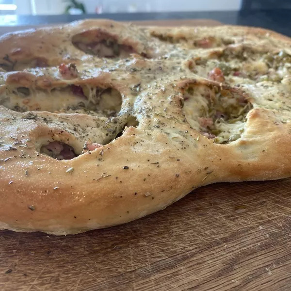 Fougasse aux lardons, olives et fromage