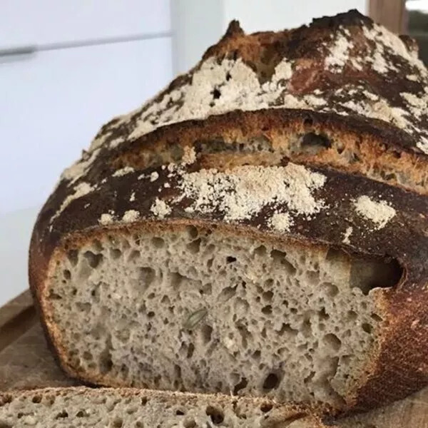 Pain traditionnel au levain et aux graines