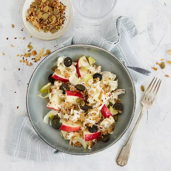 Salade d’endives au fromage, saveur graines et oignons frits