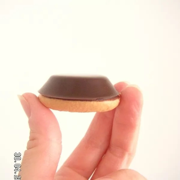 Mini génoises, marmelade et coque en chocolat