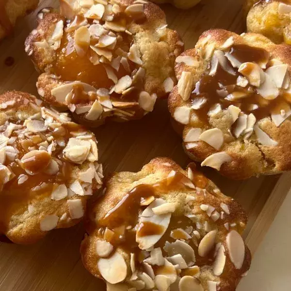 Moelleux aux abricots et caramel beurre salé