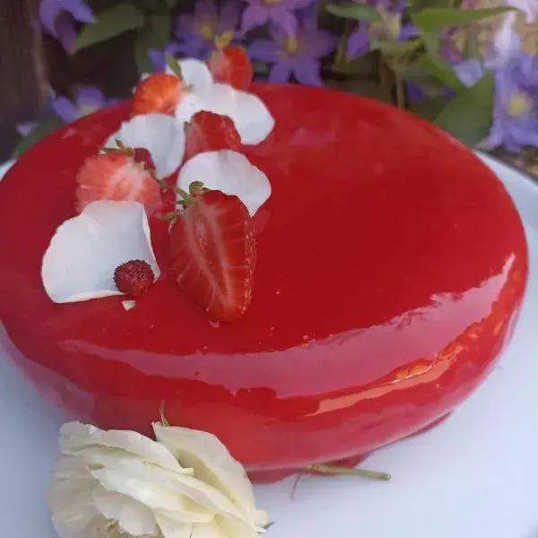 Entremet fraises avec son glaçage miroir