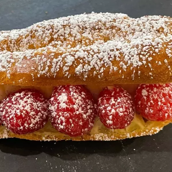 Eclairs à la crème et aux framboises